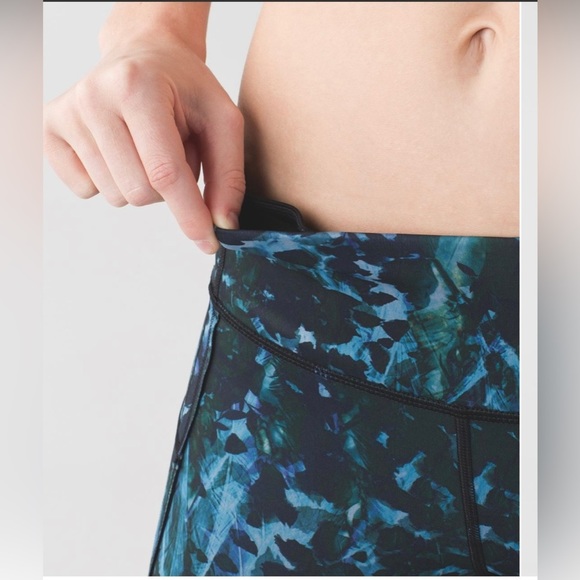 Lululemon Run: Top Speed Crop *Full-On Luxtreme
Floral Backdrop Blue Denim Multi - Picture 4 of 10